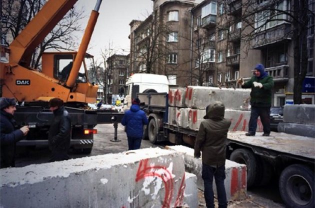 В правительственном квартале разобрали бетонную баррикаду, не простоявшую и дня
