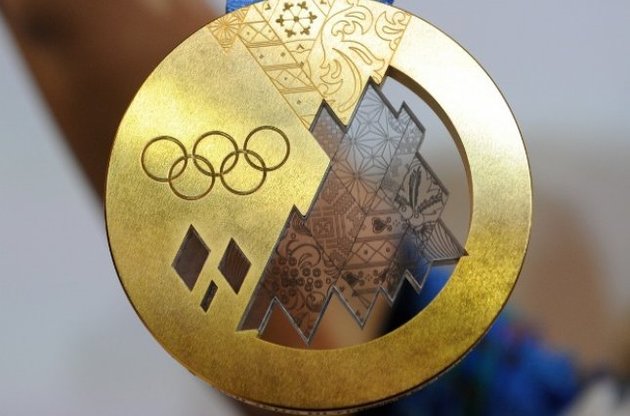 Медали Олимпиады-2014 прошли проверку на качество: их пробовали на зуб и купали в шампанском