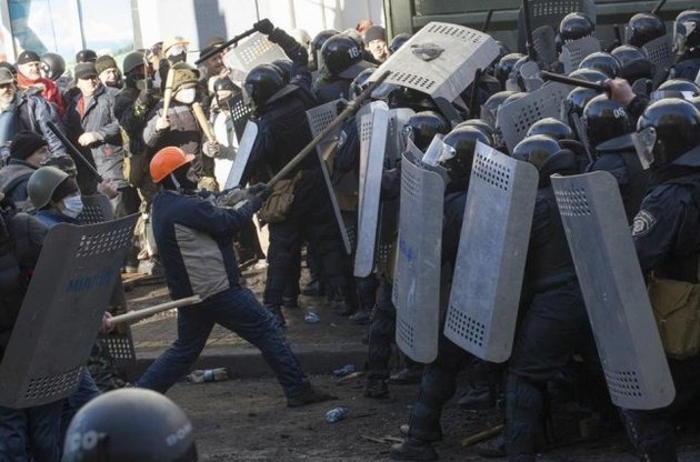 Силовики теснят протестующих к Майдану, зачищенную территорию патрулируют титушки