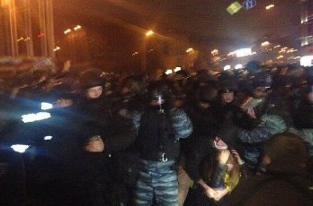 В Ровно активисты разоружили местный отряд "Беркута"
