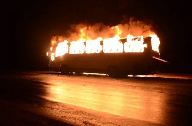 Черкасчане сожгли автобус, на котором титушек везли из Крыма в Киев