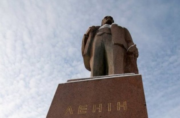 В Житомире свалили памятник Ленину