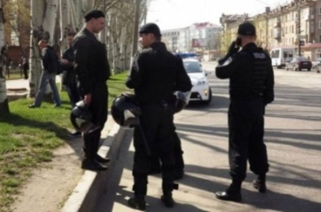 В Северодонецке вооруженные люди заблокировали работу прокуратуры