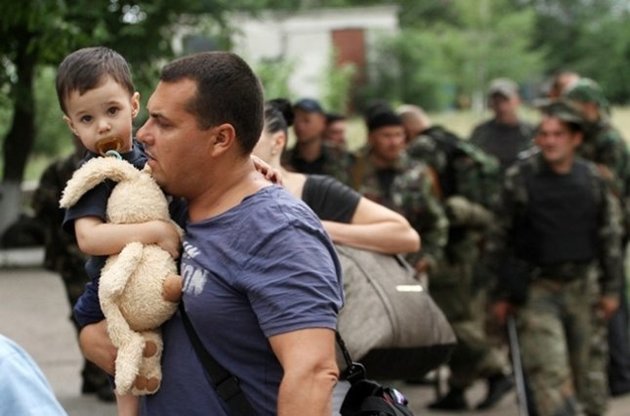 За два месяца АТО власти не позаботились о создании "коридора" для беженцев с Донбасса