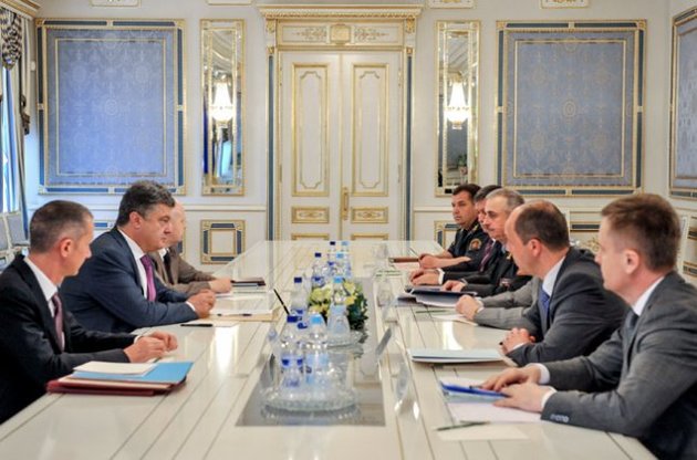 Порошенко обсудил с силовиками и международными партнерами прорыв русских танков