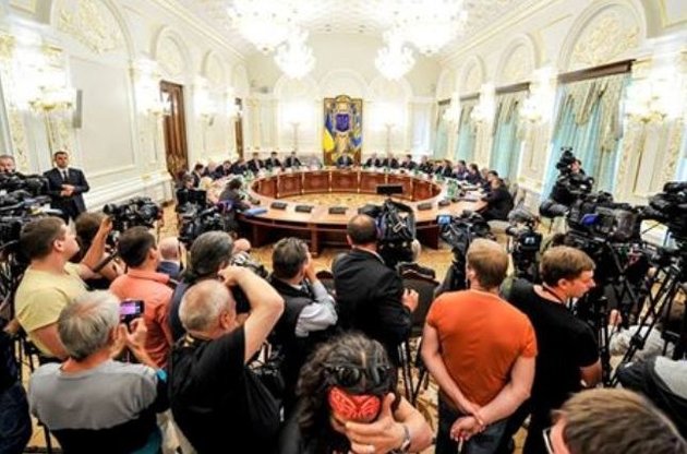 Порошенко анонсировал изменения в Конституцию по децентрализации власти