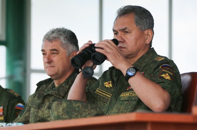 Шойгу намекнул, что Россия готова "неожиданно" ввести своих "миротворцев" в Украину