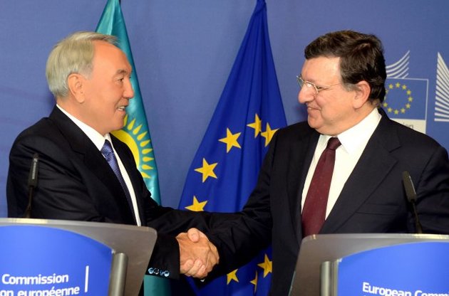 Назарбаев подверг критике санкции против России, но подписал пакт о сближении с ЕС - WSJ