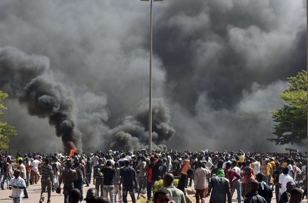 Протестующие в Буркина-Фасо подожгли парламент