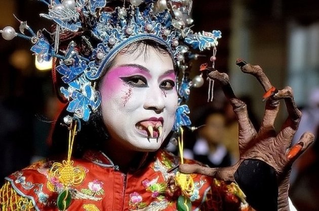 На Хэллоуин власти КНР запретили китайцам ездить в метро в костюмах духов - Financial Times