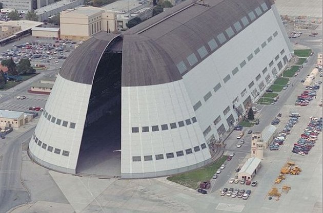 Google взяв в оренду на 60 років аеродром NASA