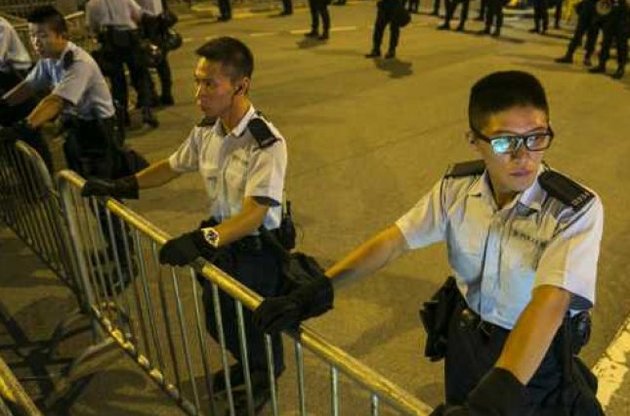В Гонконге полиция снова начала разбирать баррикады