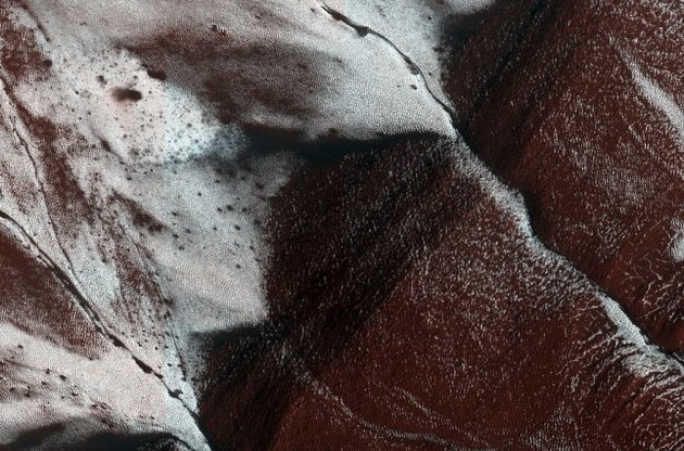 NASA опубликовало фото ледника на Марсе
