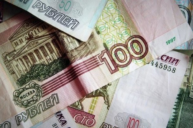 Российский рубль ускорил падение вслед за снижением цен на нефть
