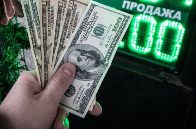 Курс рубля впав до 65 за долар і 77 за євро через обвал цін на нафту