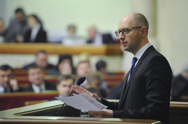 Яценюк потребовал заседания парламента из-за девальвации гривни