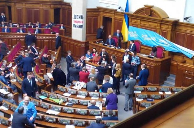 "Еврооптимисты" в Раде блокировали трибуну для рассмотрения закона по "Укрнафте"