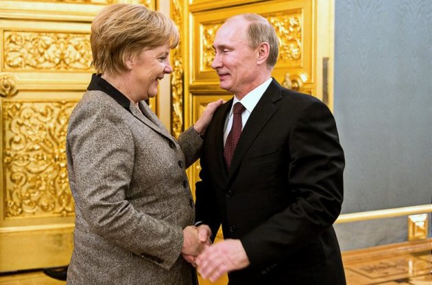 Меркель не хоче брати участь у спробах Путіна перекрутити історію – Die Zeit