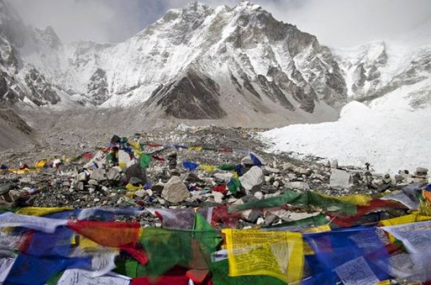 Застрявших на горных базах на Эвересте альпинистов эвакуировали