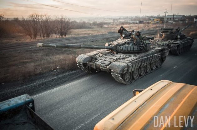 Танковый взвод боевиков выстроился напротив сил АТО в Троицком