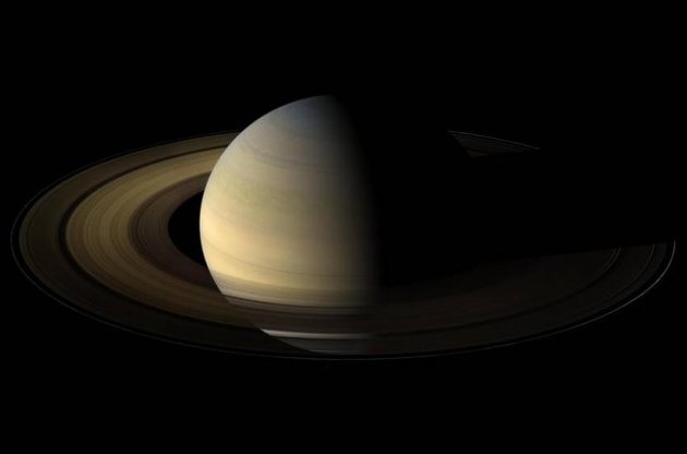 Cassini cфотографировал кольцо D Сатурна