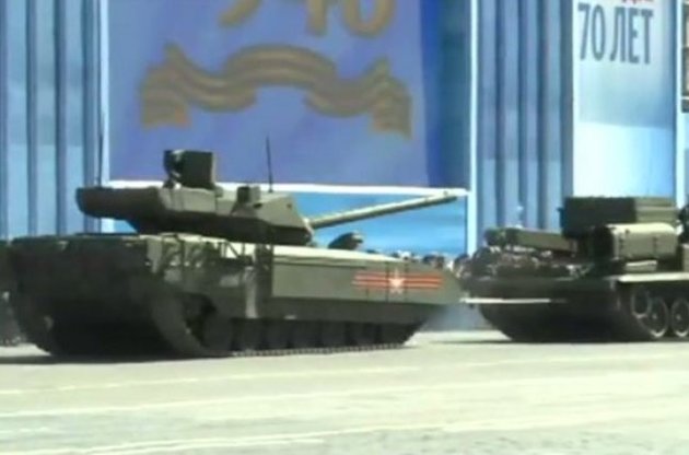 Расхваленный танк Т-14 "Армата" сломался посреди Красной площади