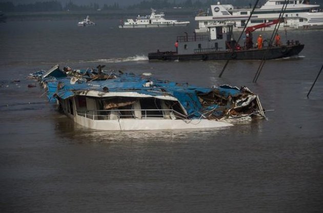 Количество погибших в крушении корабля на реке Янцзы приблизилось к сотне