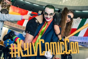 На фестивале Kyiv Comic Con сотни человек нарядились в костюмы героев аниме