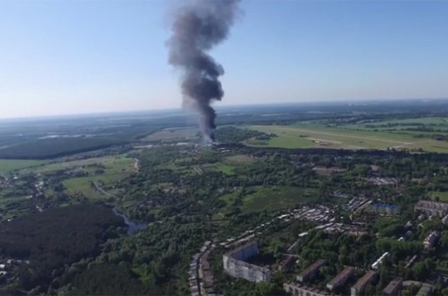 Из 2-км зоны вокруг пожара на нефтебазе в Василькове эвакуируют население