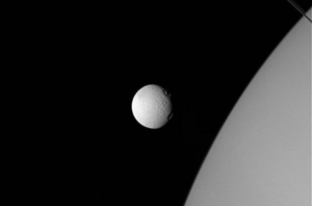 Cassini сделала фото гигантских кратеров сатурнианской Тефии