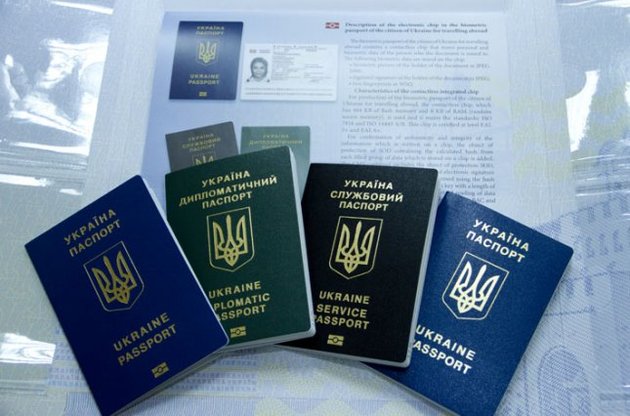 Украинцев обязали сдавать отпечатки пальцев для шенгенской визы