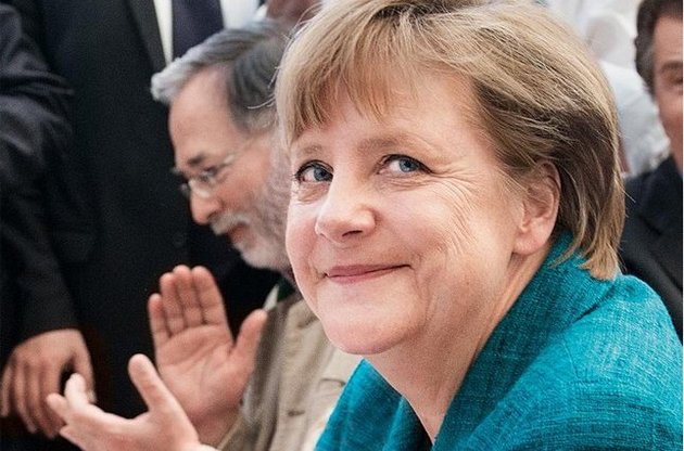 Меркель обвинила обе стороны конфликта в нарушении перемирия в Донбассе