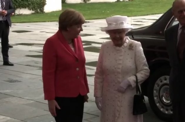 Королева Єлизавета II приїхала з візитом до Меркель у Німеччину