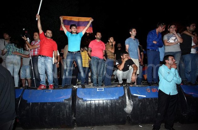 Протести в Єревані: поліція вимагає від мітингувальників покинути центр міста