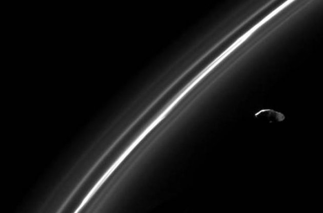 NASA опубликовало снимок самого маленького спутника Сатурна
