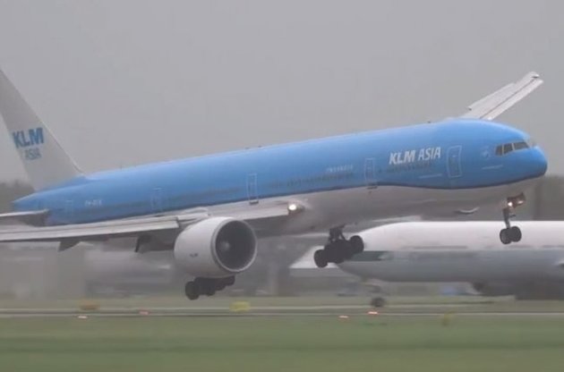 В Нидерландах в аэропорту ураганный ветер едва не стал причиной авиакатастрофы