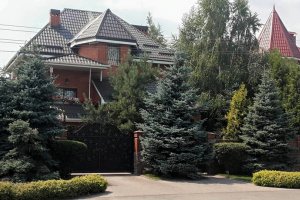 Активисты показали особняк "бриллиантового" прокурора Корнийца