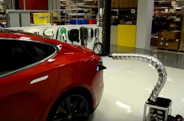Компания Tesla продемонстрировала прототип зарядки-робота для электромобилей