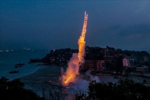 Китайский художник построил полукилометровую огненную лестницу в небо