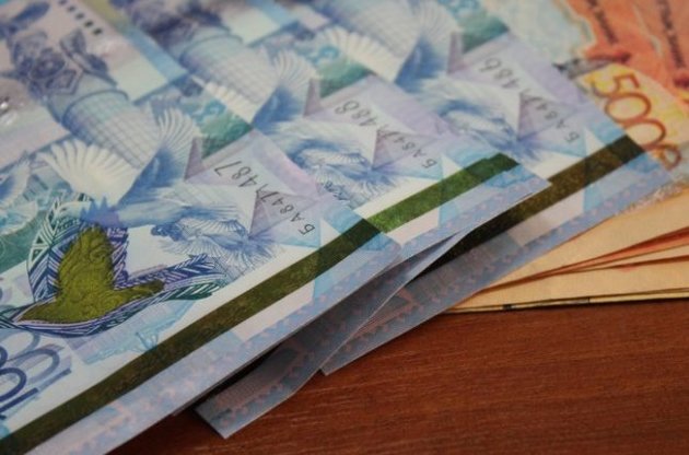 Казахстанцы массово продают доллары по выгодному курсу после обвала тенге