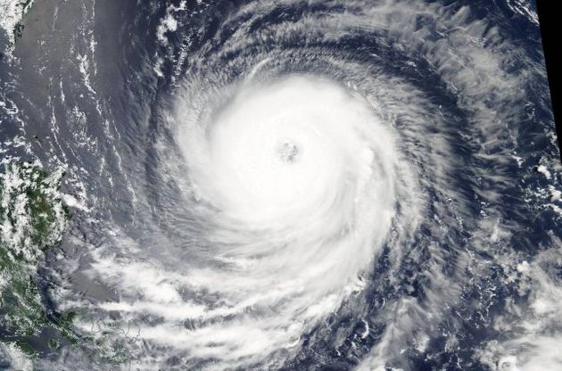 Два мощных тайфуна надвигаются на Японию