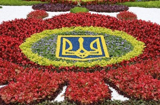 В Киеве на Певческом поле появился "Цветочный оберег"