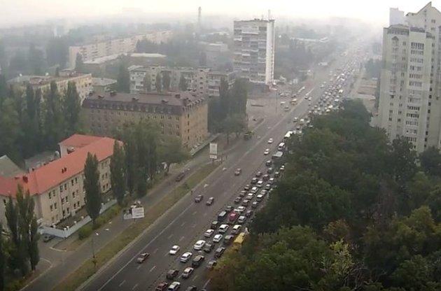 Киевлянам рекомендуют не выходить надолго на улицу из-за ядовитого дыма