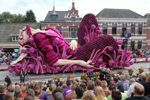 На параде цветочных скульптур в Нидерландах создали огромного Ван Гога