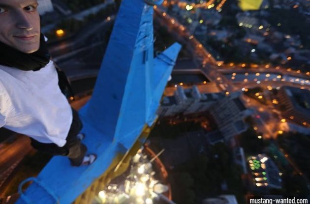 В Москве парашютиста бросили в тюрьму за раскрашенную руфером Мустангом звезду на высотке