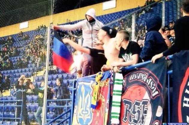 Фанаты "Шахтера" на матче в Харькове сожгли флаг "ДНР"