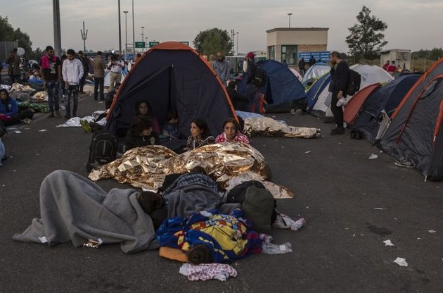 Хорватия фактически полностью закрыла границу с Сербией из-за беженцев