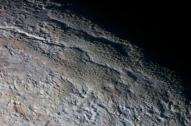 NASA опубликовало снимок "змеиной кожи" на поверхности Плутона