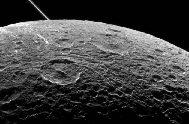 Станция Cassini передала панорамные снимки загадочных трещин на Дионе