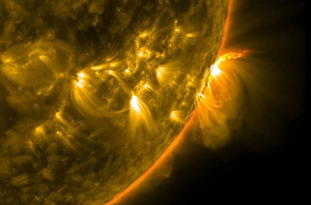 NASA опубликовало фото петель на поверхности Солнца